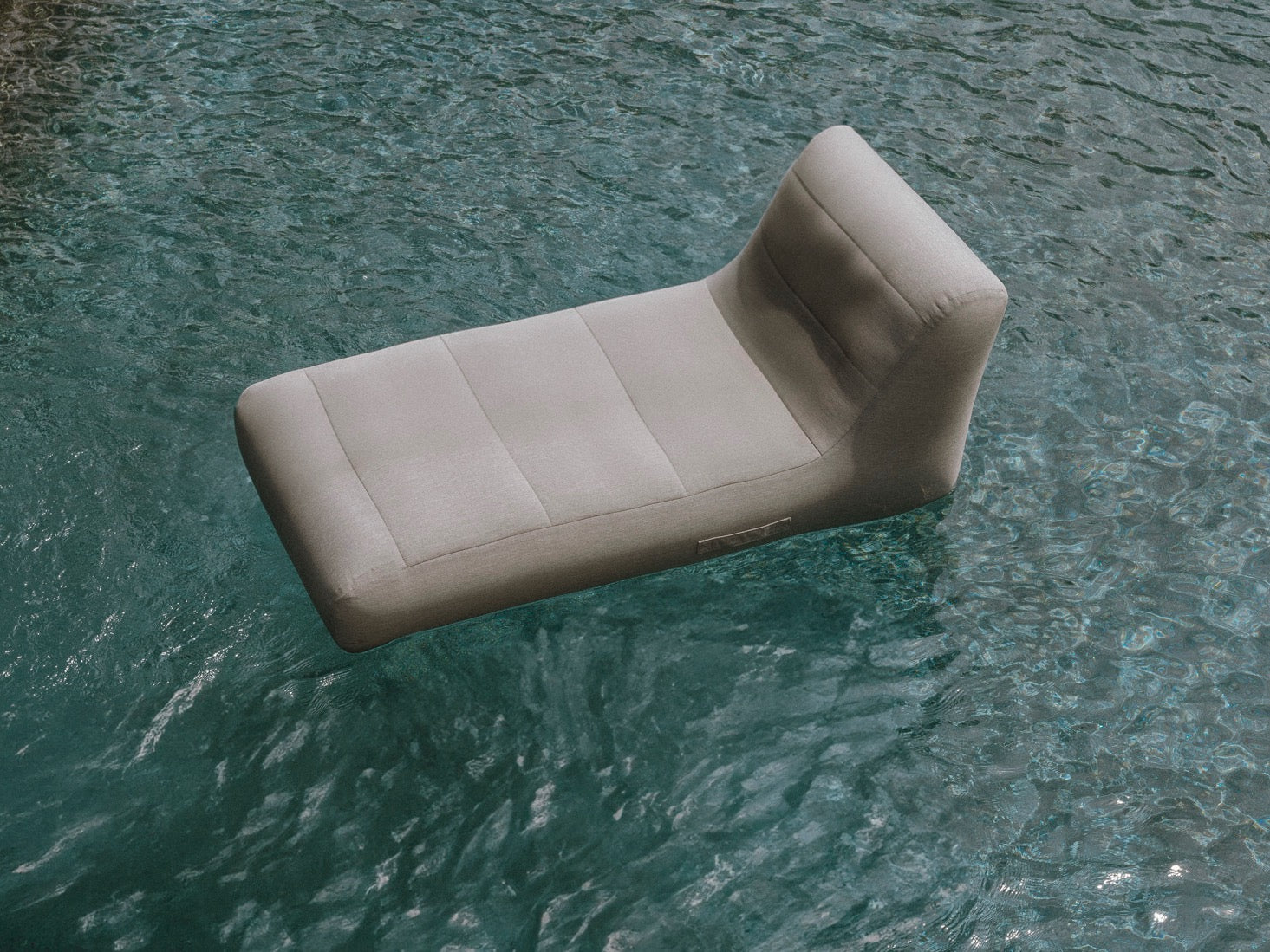 Chaise de piscina de peltre