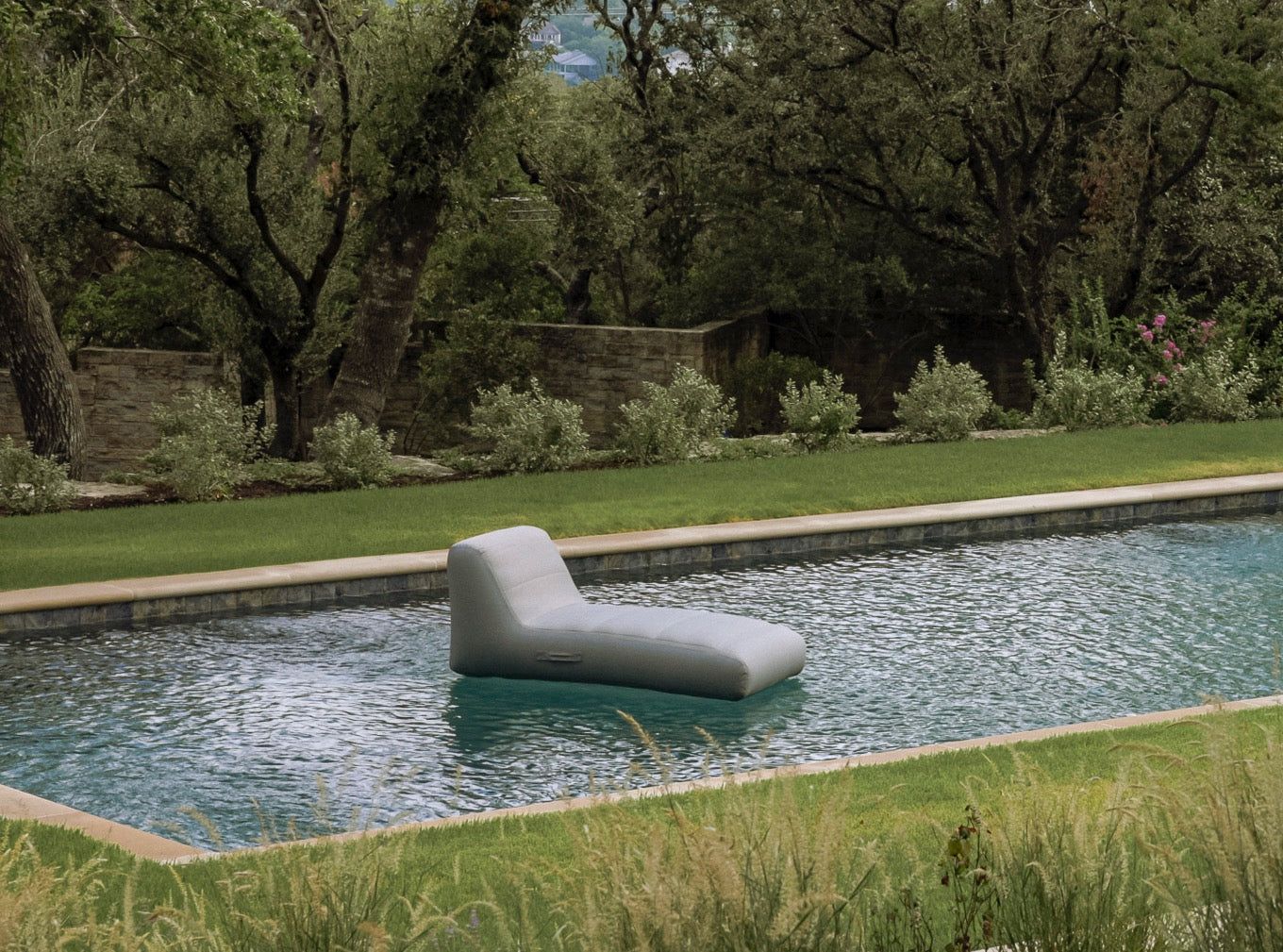 Chaise de piscina de peltre